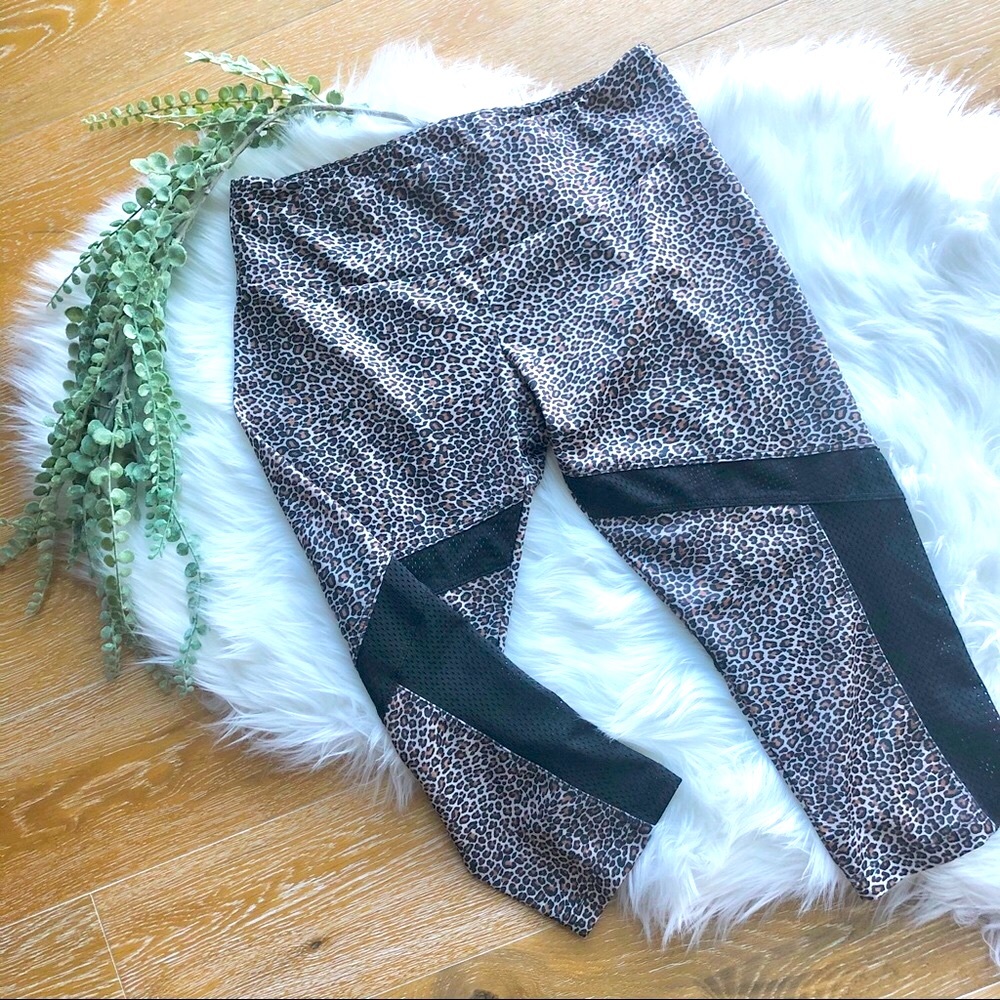 ONZIE animal print high waist crop yoga pants size M/L